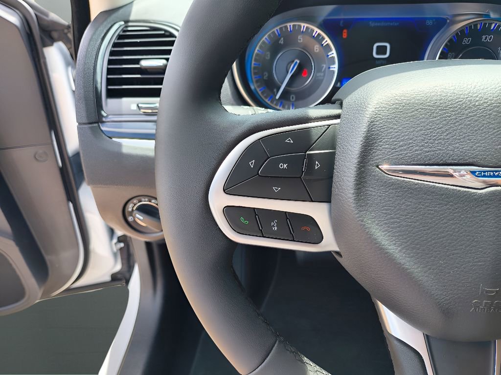 Used 2023 Chrysler 300 Touring w/ Sport Appearance Package image 15