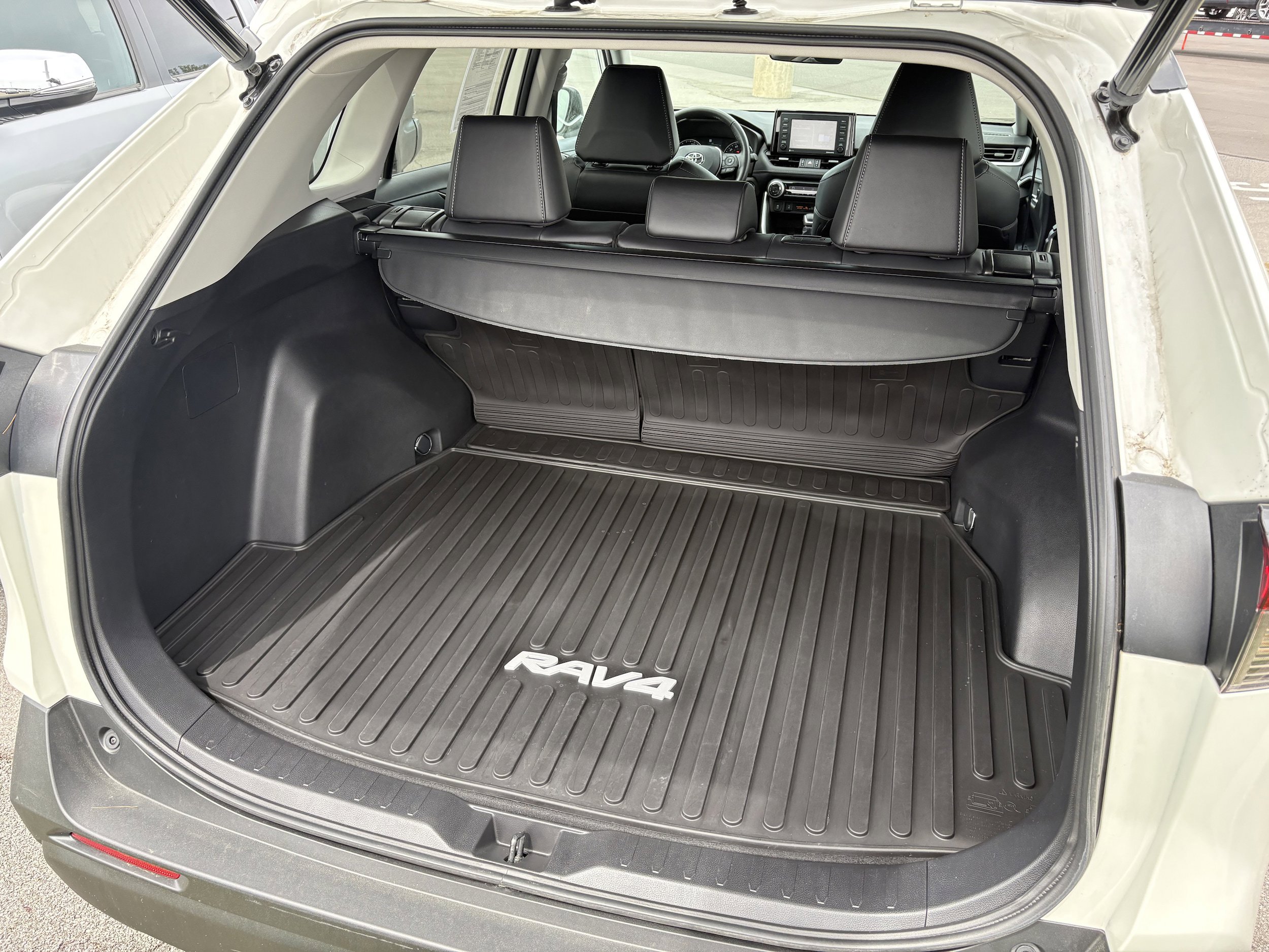 Used 2022 Toyota RAV4 XLE Premium AWD/4WD image 8