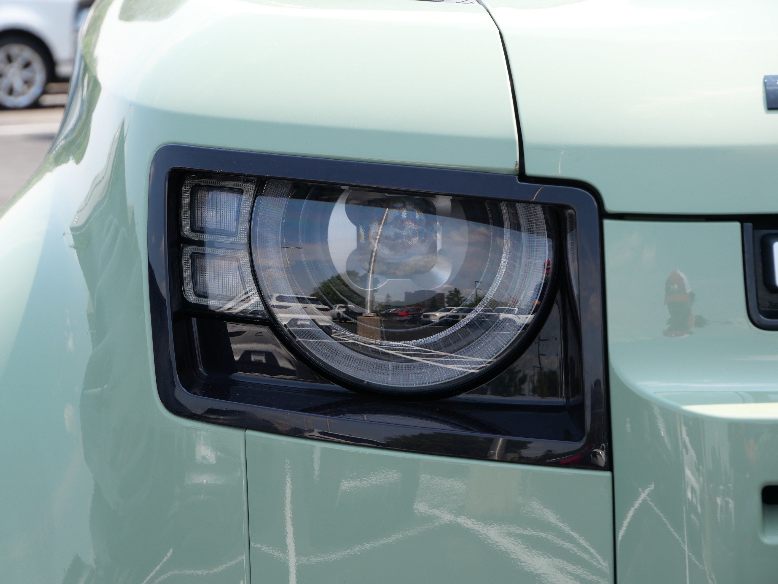 Certified 2023 Land Rover Defender 110 75th Limited Edition AWD/4WD image 9
