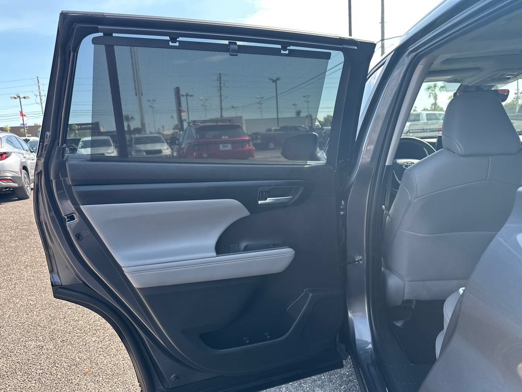 Used 2023 Toyota Highlander XLE FWD image 14