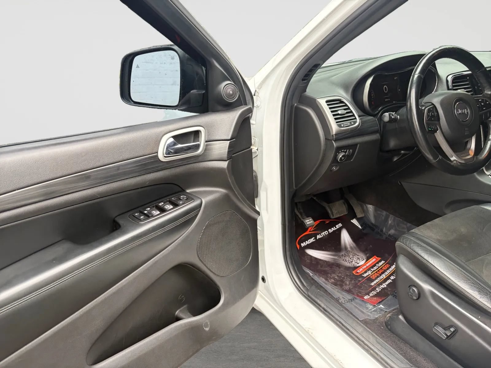 Used 2019 Jeep Grand Cherokee Altitude AWD/4WD image 11
