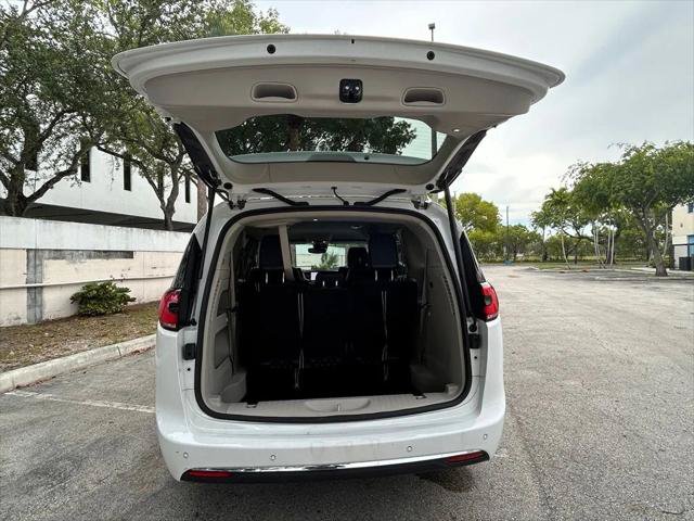 Certified 2023 Chrysler Pacifica Touring-L FWD image 40