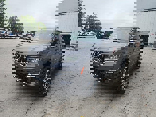 New 2025 Jeep Grand Cherokee Limited image 3