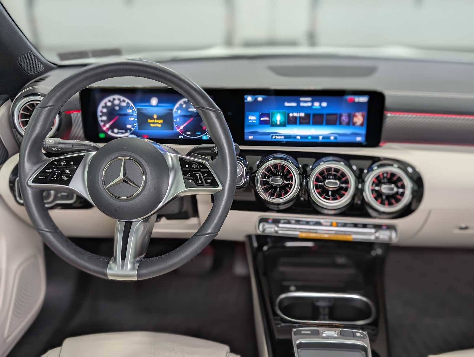 Used 2025 Mercedes-Benz CLA 250 4MATIC image 5