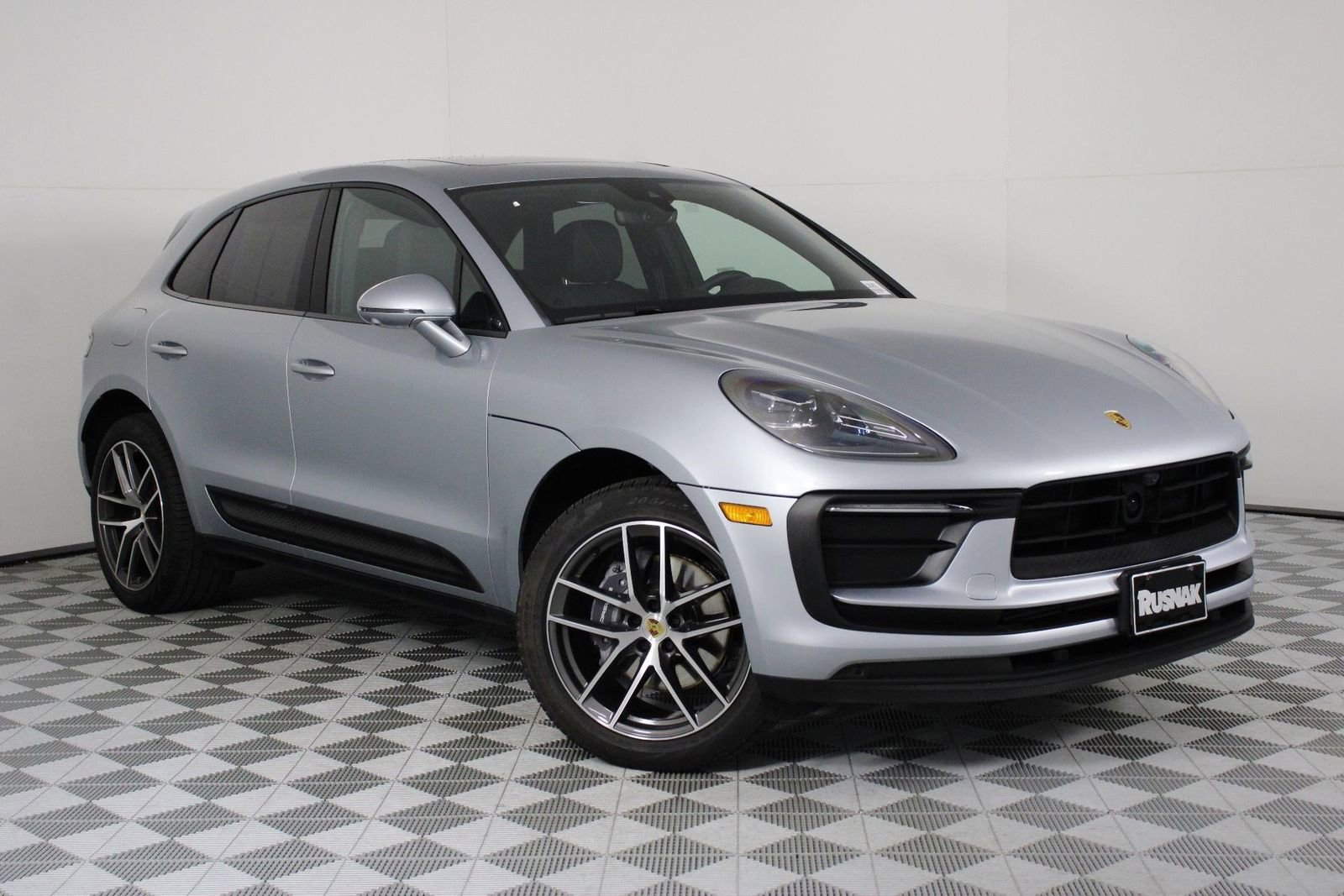 Certified 2025 Porsche Macan image 9