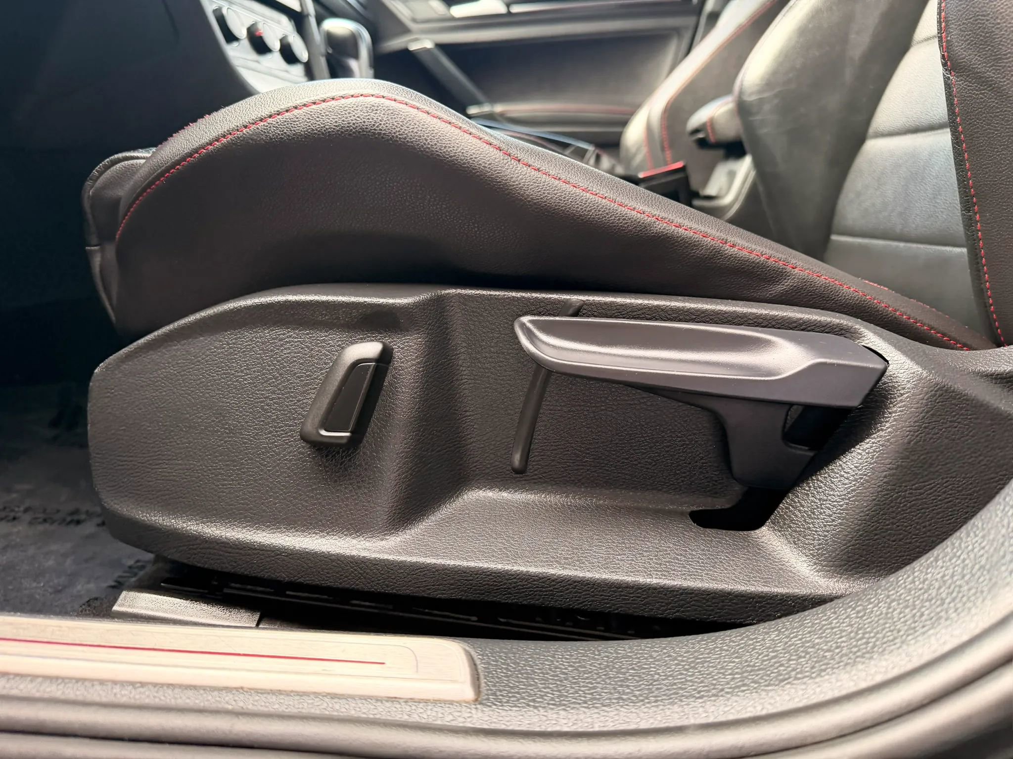 Used 2015 Volkswagen GTI SE w/ Lighting Package (SEL) FWD image 24