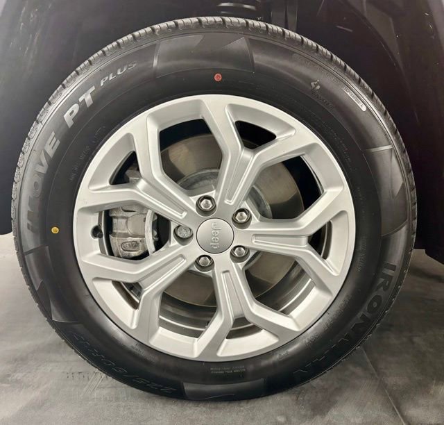 Used 2024 Jeep Compass Latitude image 10