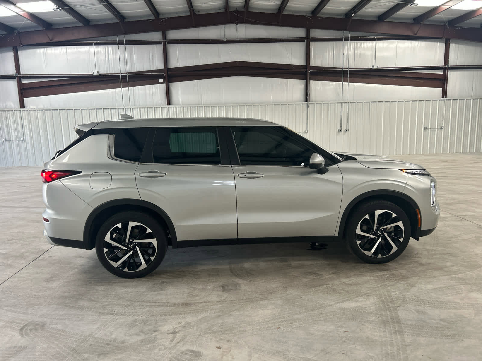 Used 2023 Mitsubishi Outlander SE image 6
