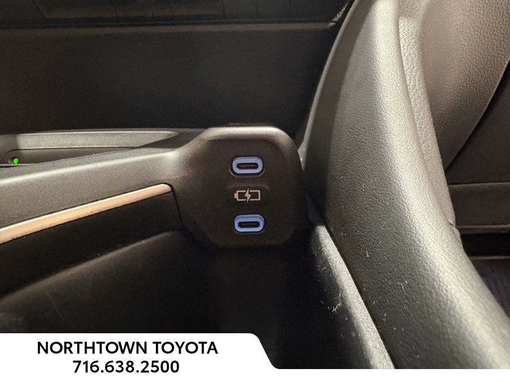 Used 2023 Toyota Crown Limited image 18