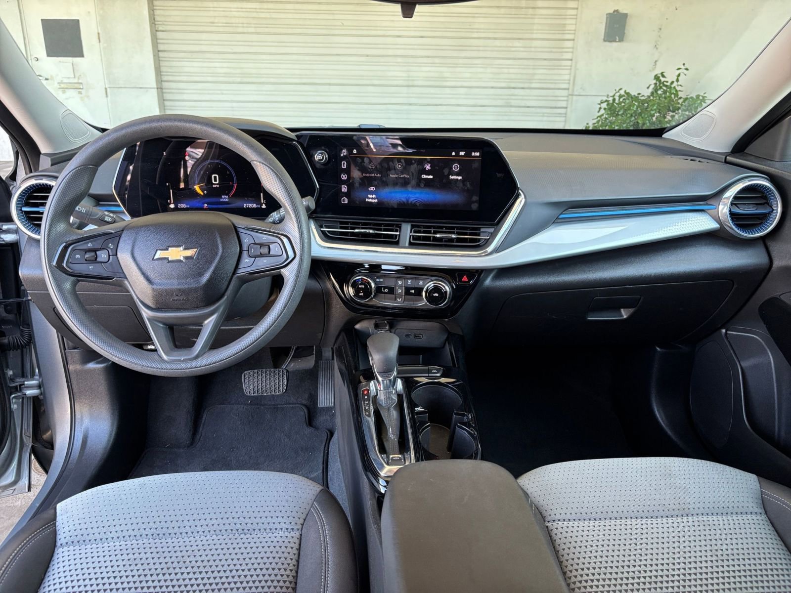 Used 2025 Chevrolet Trax LT FWD image 33