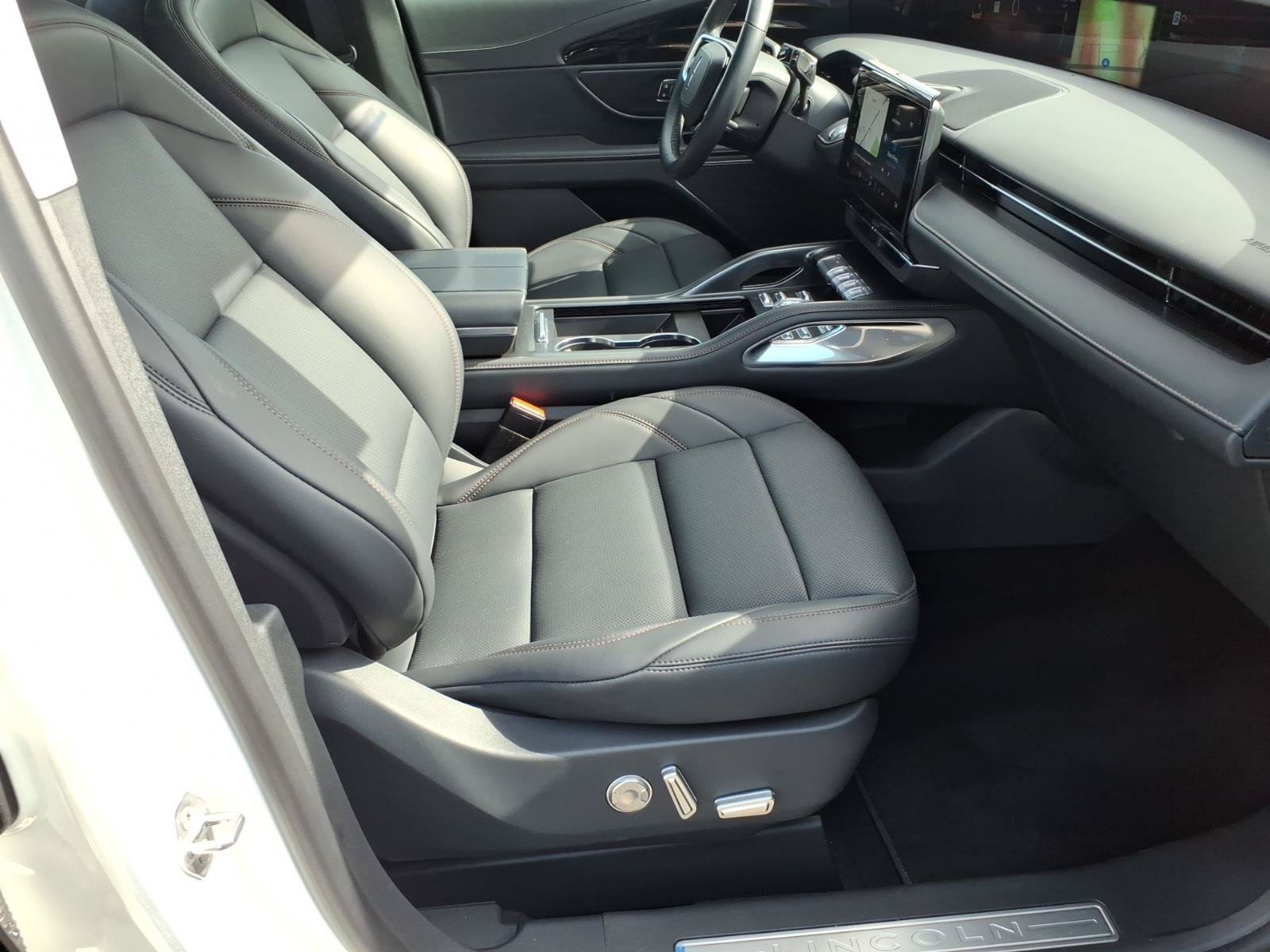 Used 2026 Lincoln Nautilus Premier w/ Jet Appearance Package AWD/4WD image 8