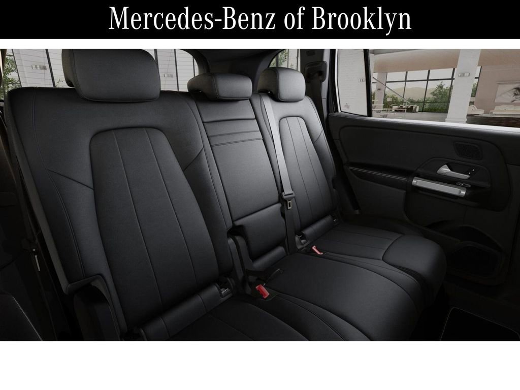 Used 2025 Mercedes-Benz GLB 250 4MATIC image 5