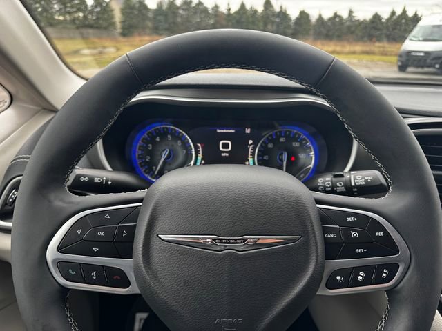 Certified 2023 Chrysler Pacifica Touring-L image 25