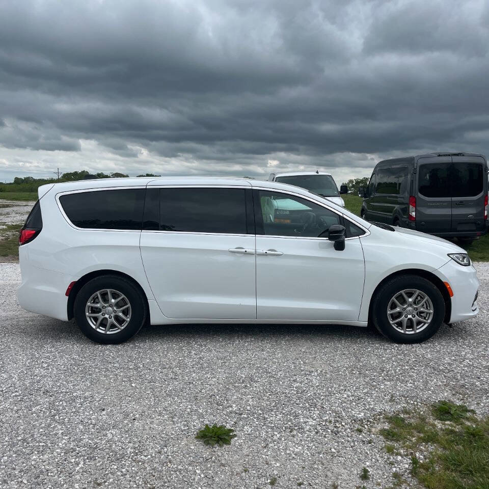 Used 2026 Chrysler Pacifica Select FWD image 2