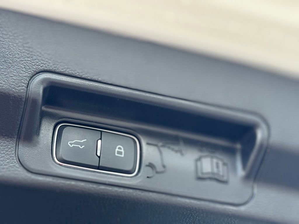 Used 2022 Ford Explorer Limited w/ Equipment Group 301A image 31