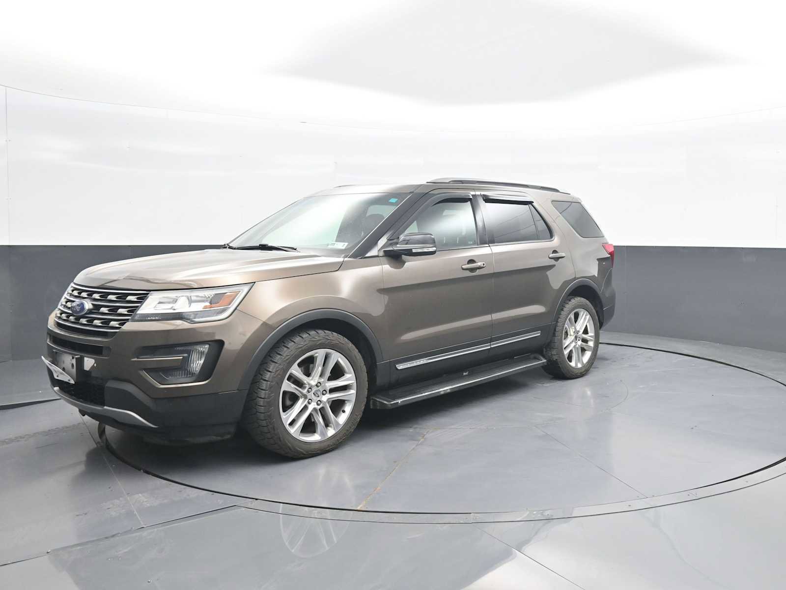 Used 2016 Ford Explorer XLT w/ Equipment Group 202A AWD/4WD image 4