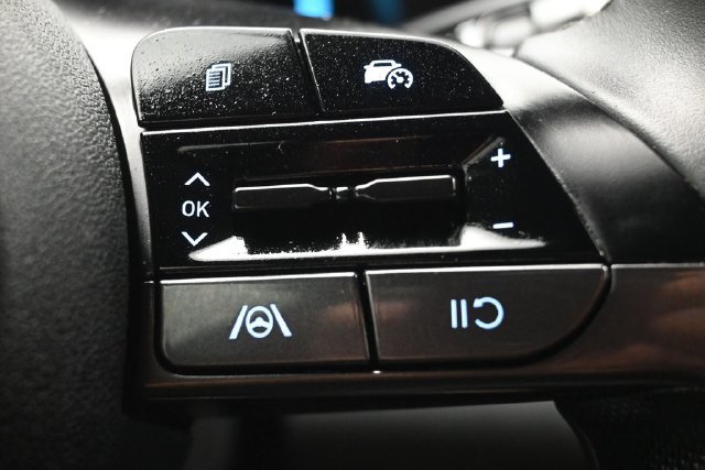 Used 2025 Hyundai Elantra Sport FWD image 18