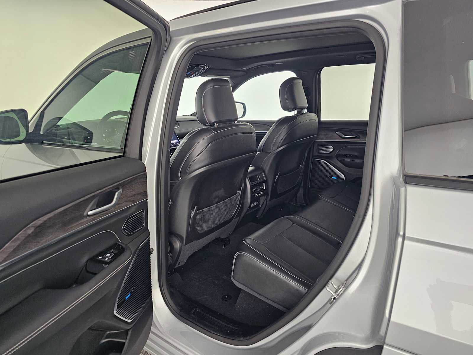 Used 2023 Jeep Grand Cherokee Overland AWD/4WD image 15
