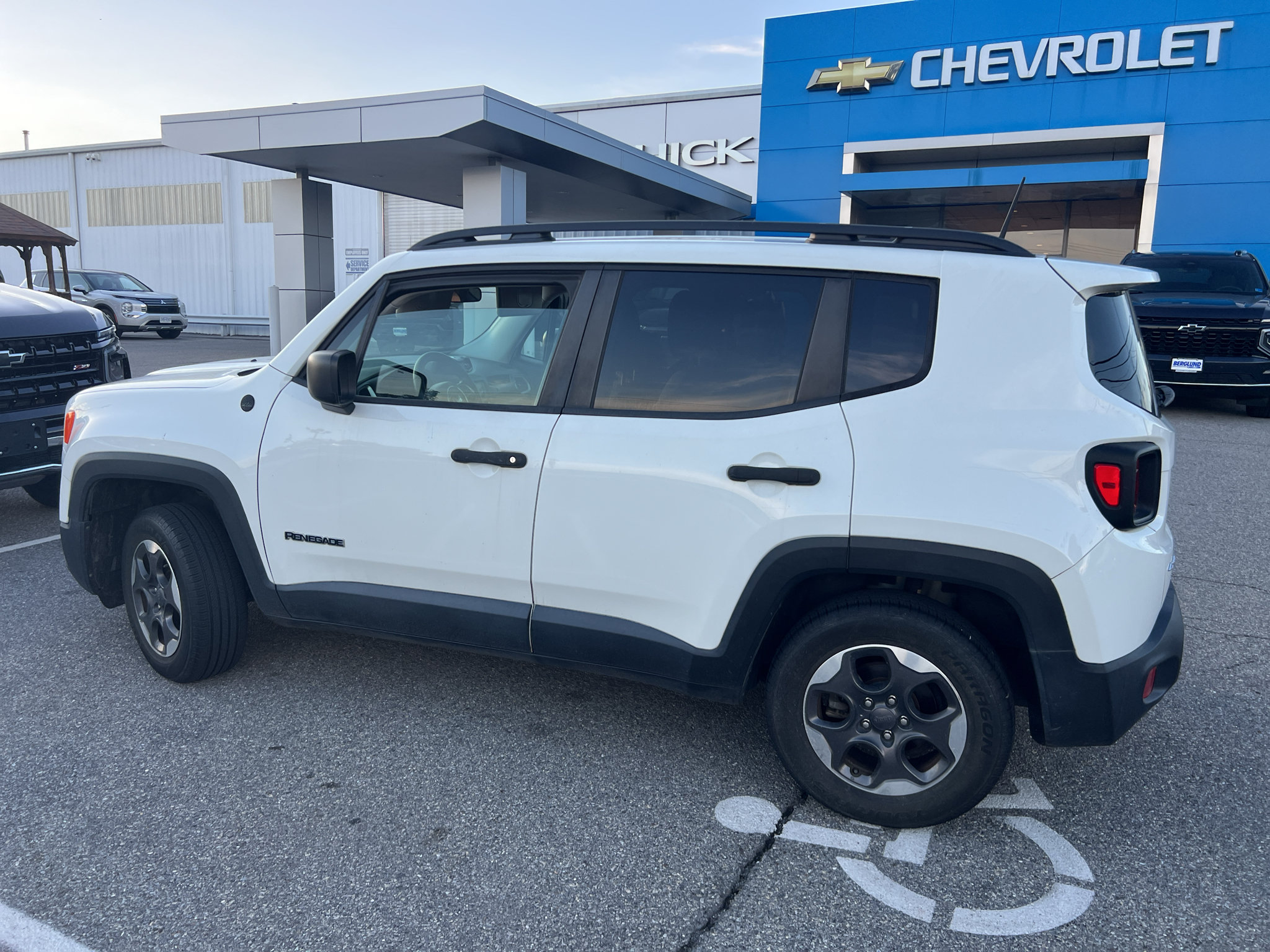 Used 2017 Jeep Renegade Sport w/ Power & Air Group AWD/4WD image 3