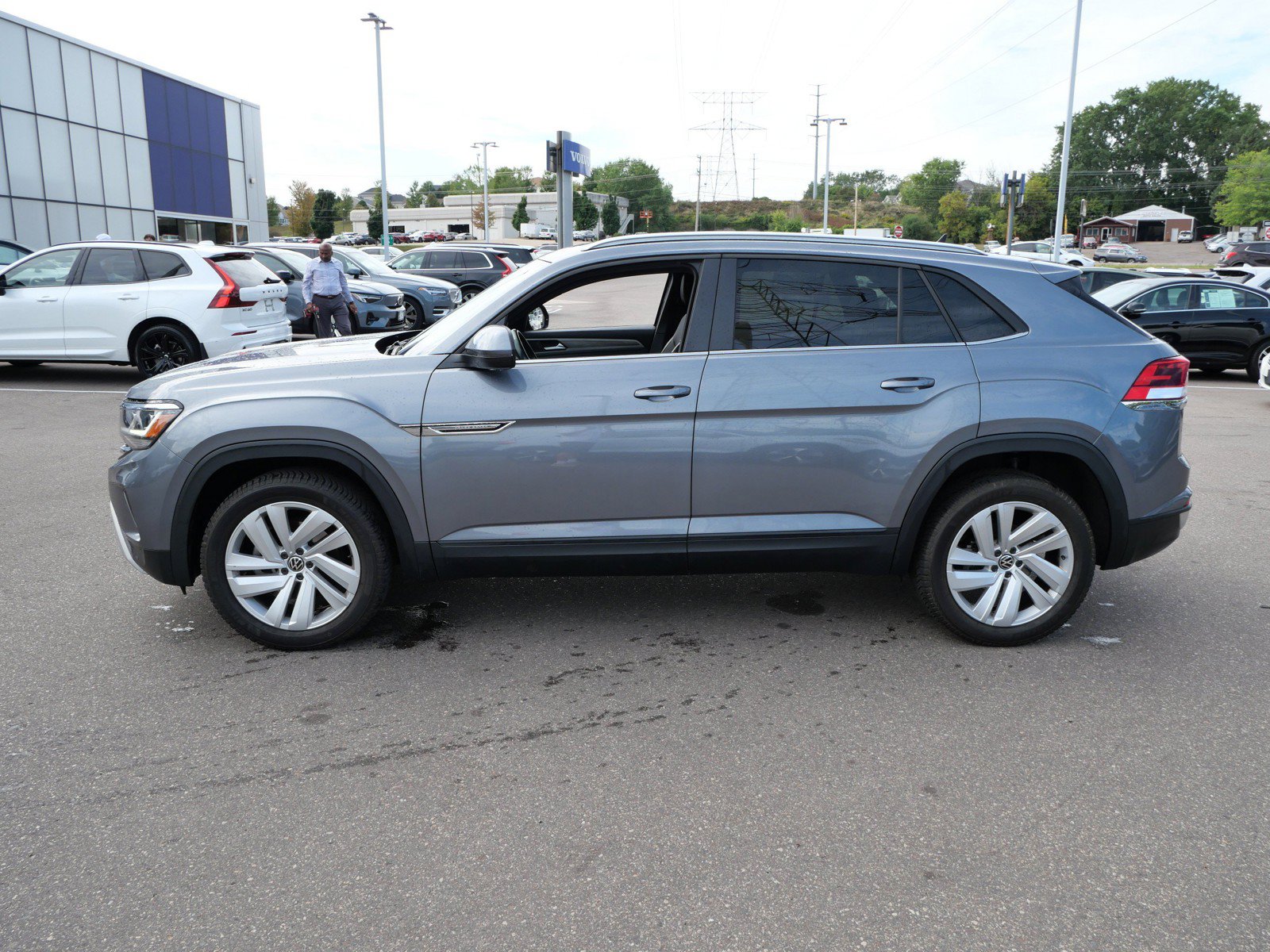 Used 2020 Volkswagen Atlas Cross Sport SE w/ Panoramic Sunroof Package AWD/4WD image 4