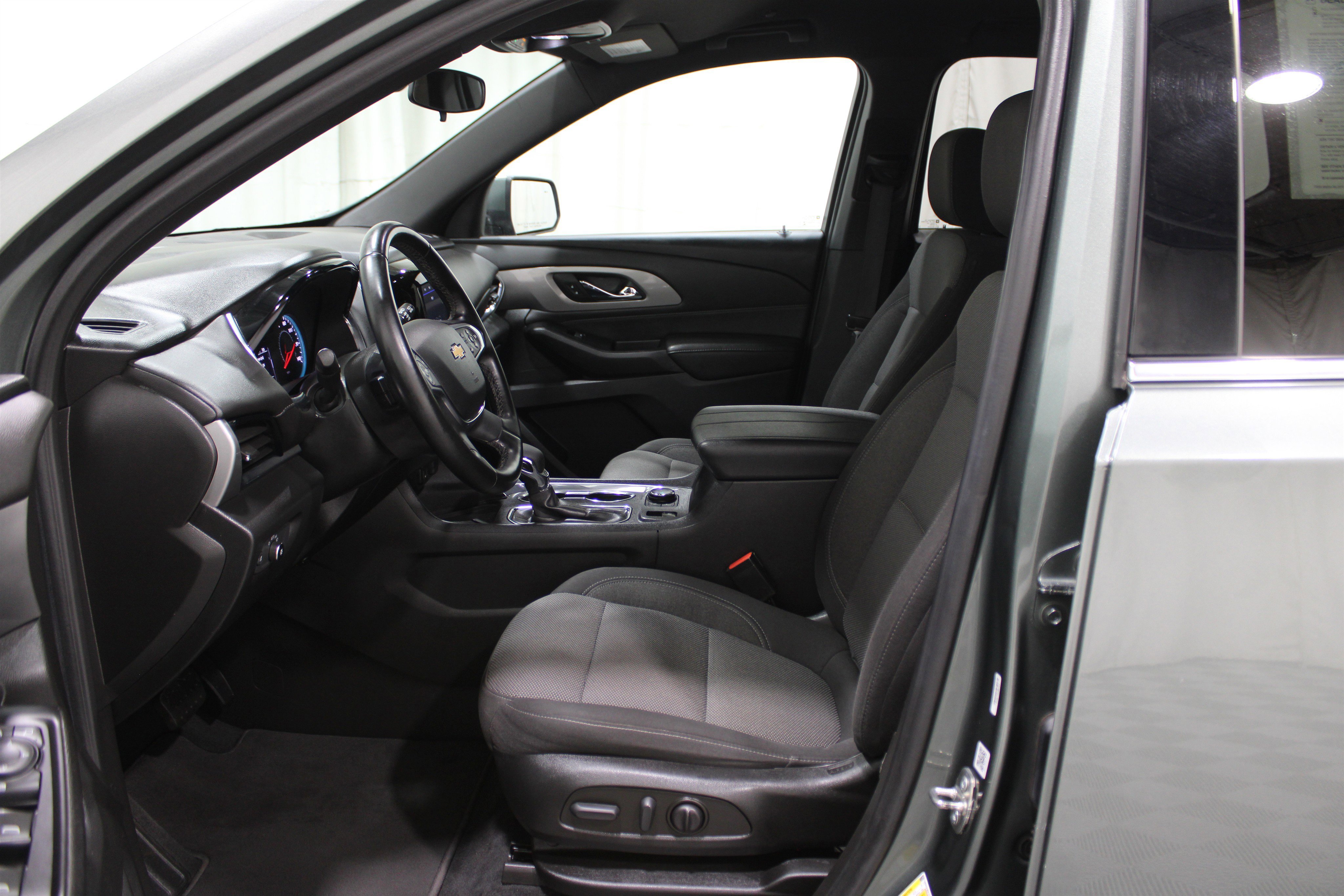 Used 2023 Chevrolet Traverse LT image 3