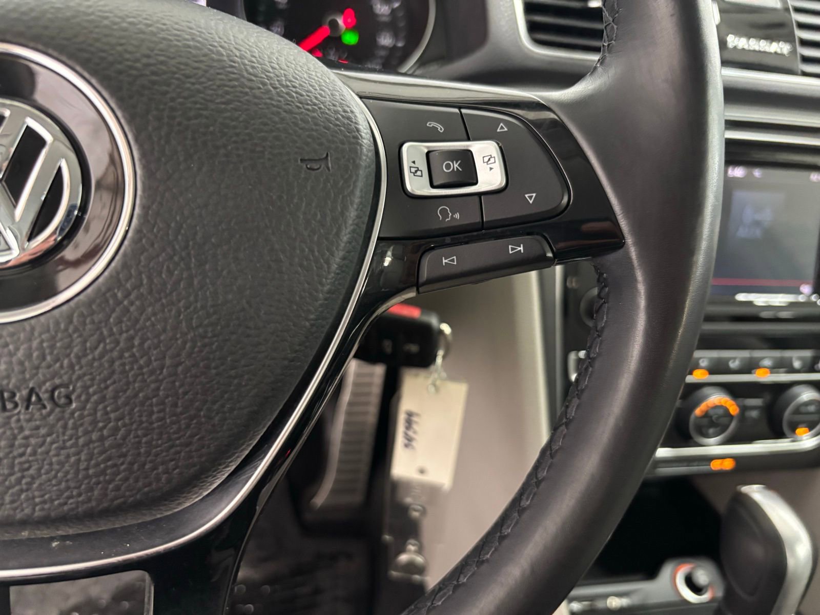 Used 2018 Volkswagen Passat 2.0T R-Line w/ R-Line Lighting Package image 20