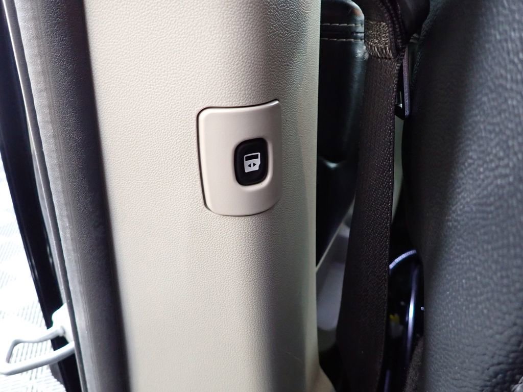 Used 2017 Dodge Grand Caravan SXT image 38