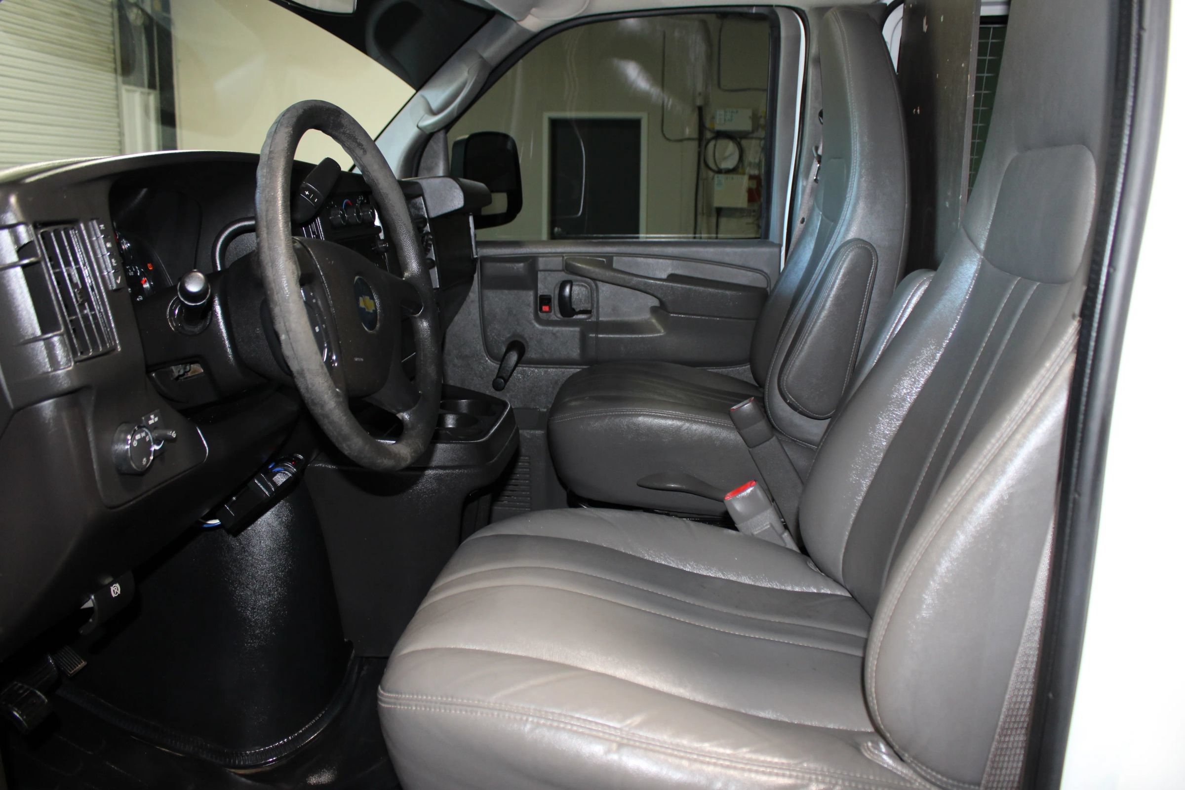 Used 2011 Chevrolet Express 2500 RWD image 9