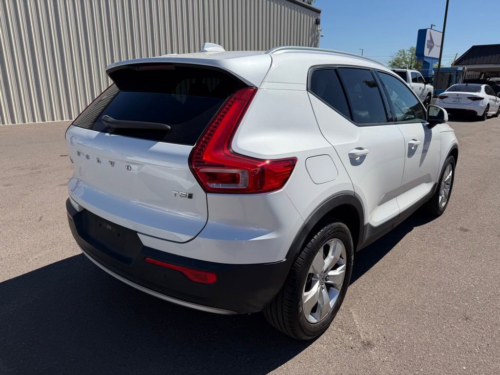 Used 2021 Volvo XC40 T5 Momentum image 3