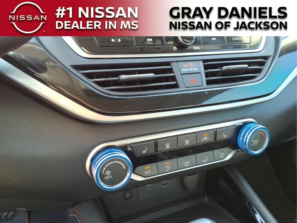 Used 2024 Nissan Altima 2.5 SR w/ SR Premium Package FWD image 17