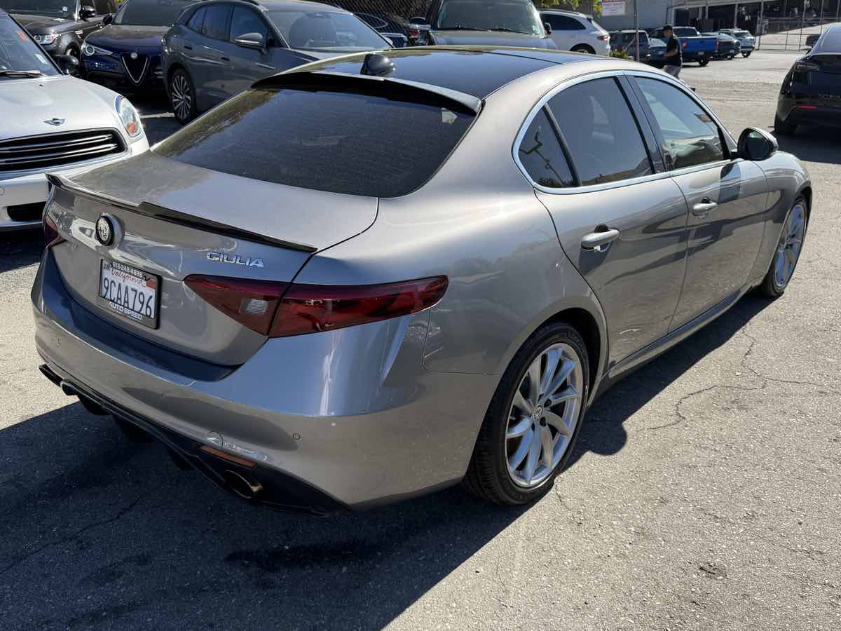 Used 2017 Alfa Romeo Giulia RWD image 4