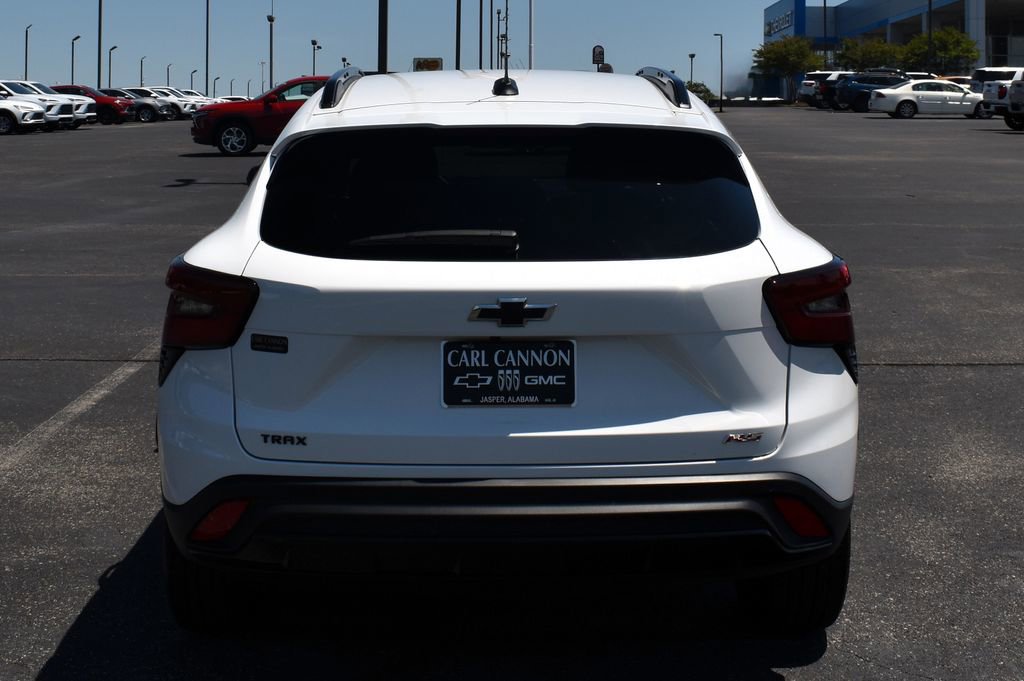 Used 2024 Chevrolet Trax RS w/ Sunroof Package FWD image 9