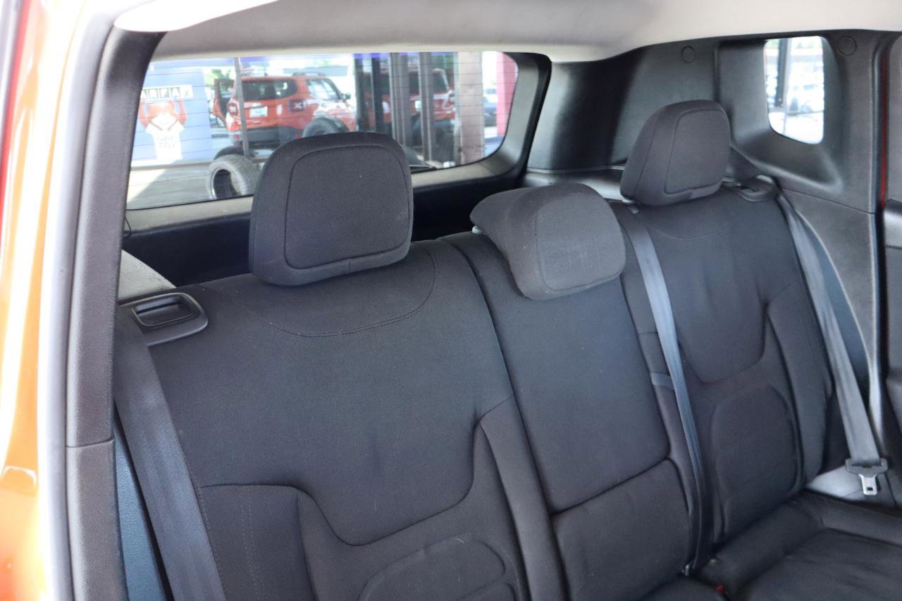 Used 2018 Jeep Renegade Latitude w/ Popular Equipment Group FWD image 34