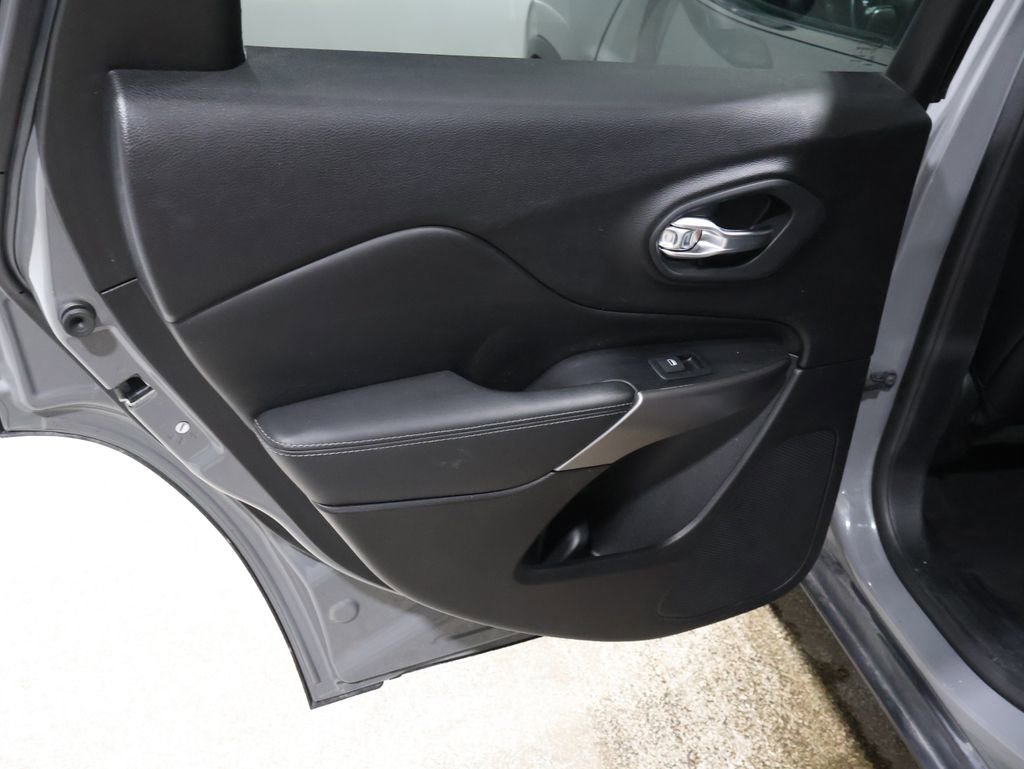 Used 2021 Jeep Cherokee Latitude Lux image 18