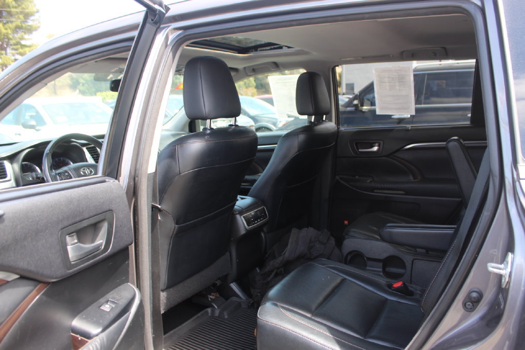 Used 2014 Toyota Highlander Limited FWD image 17
