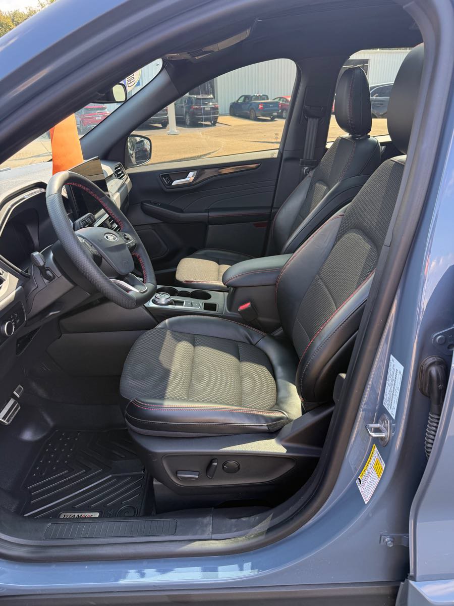 Used 2023 Ford Escape ST-Line w/ Tech Pack #1 AWD/4WD image 10