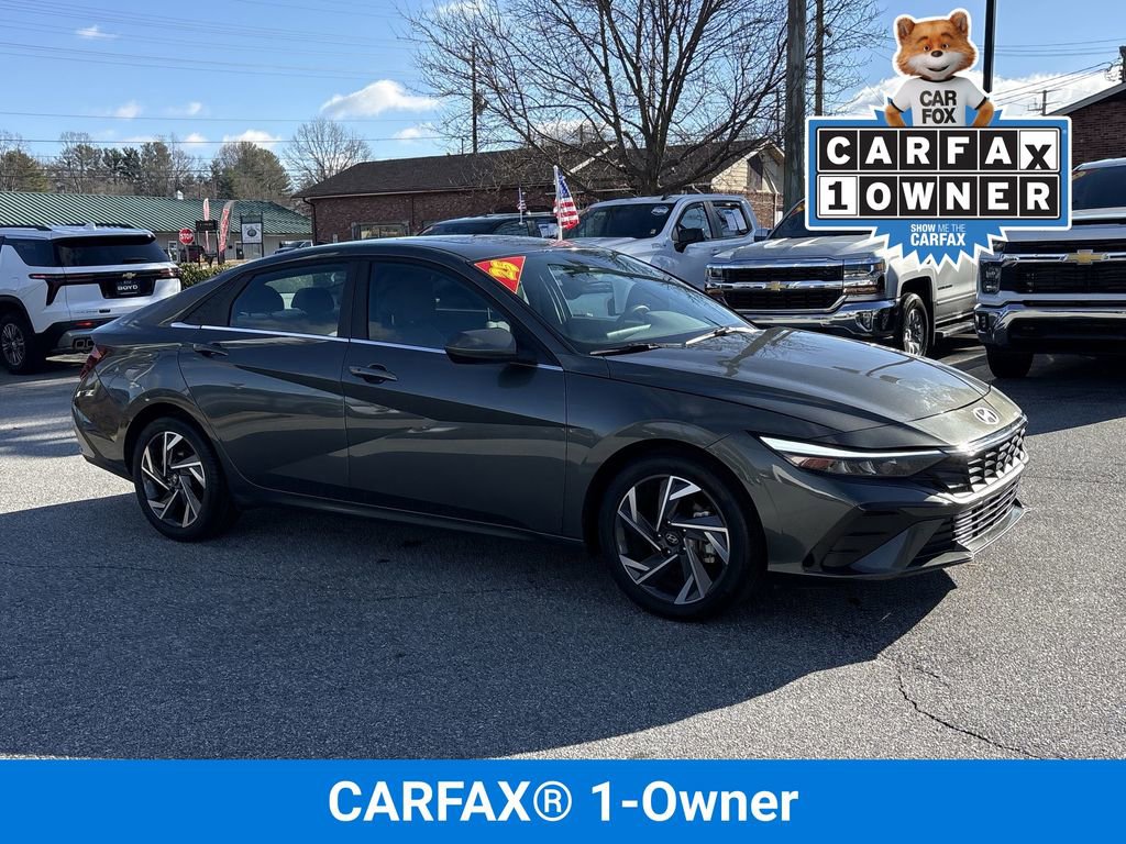 Used 2025 Hyundai Elantra SEL image 2