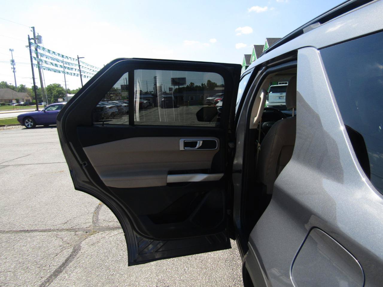 Used 2022 Ford Explorer XLT w/ Class IV Trailer Tow Package AWD/4WD image 19