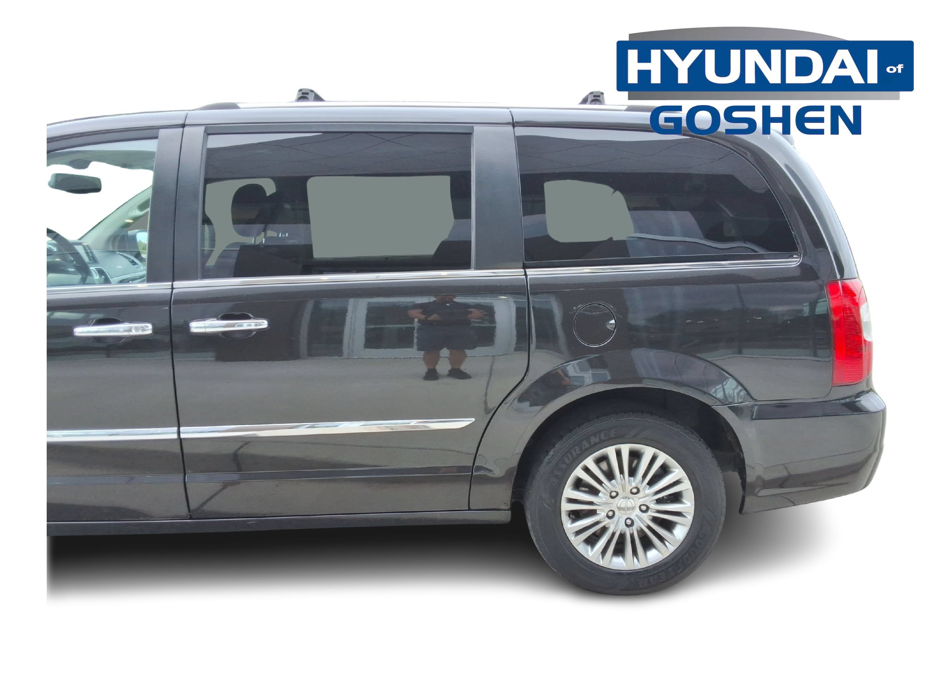 Used 2014 Chrysler Town & Country Touring-L FWD image 6