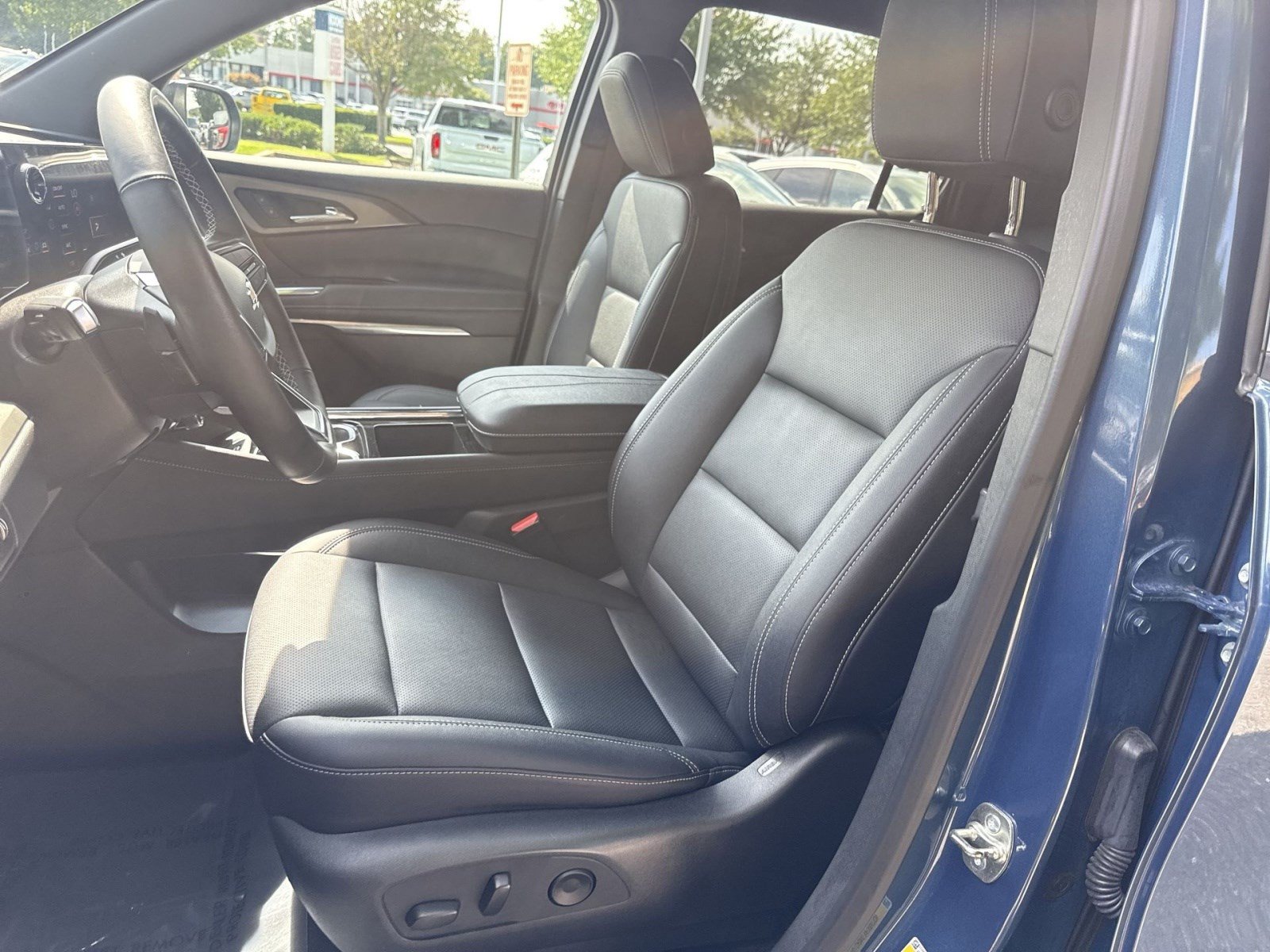 Used 2025 Chevrolet Traverse LT AWD/4WD image 13