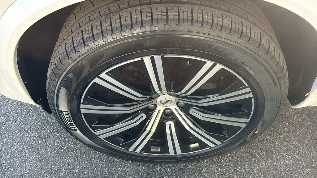 Used 2023 Volvo XC90 B6 Plus image 32