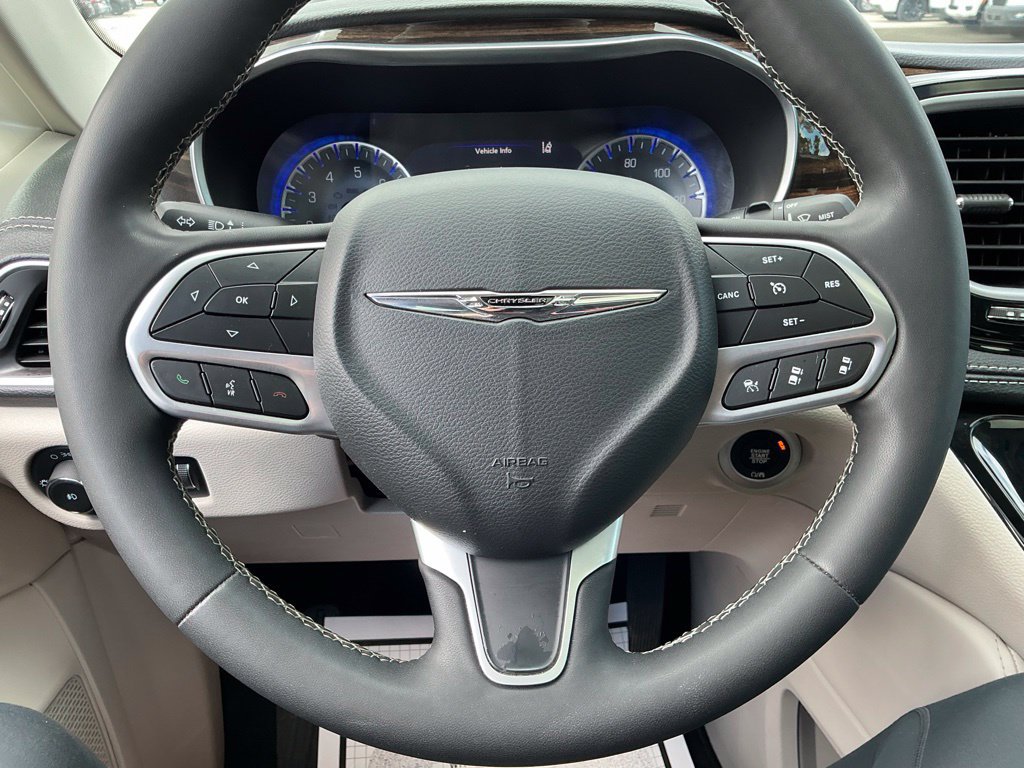 Used 2023 Chrysler Pacifica Limited FWD image 44
