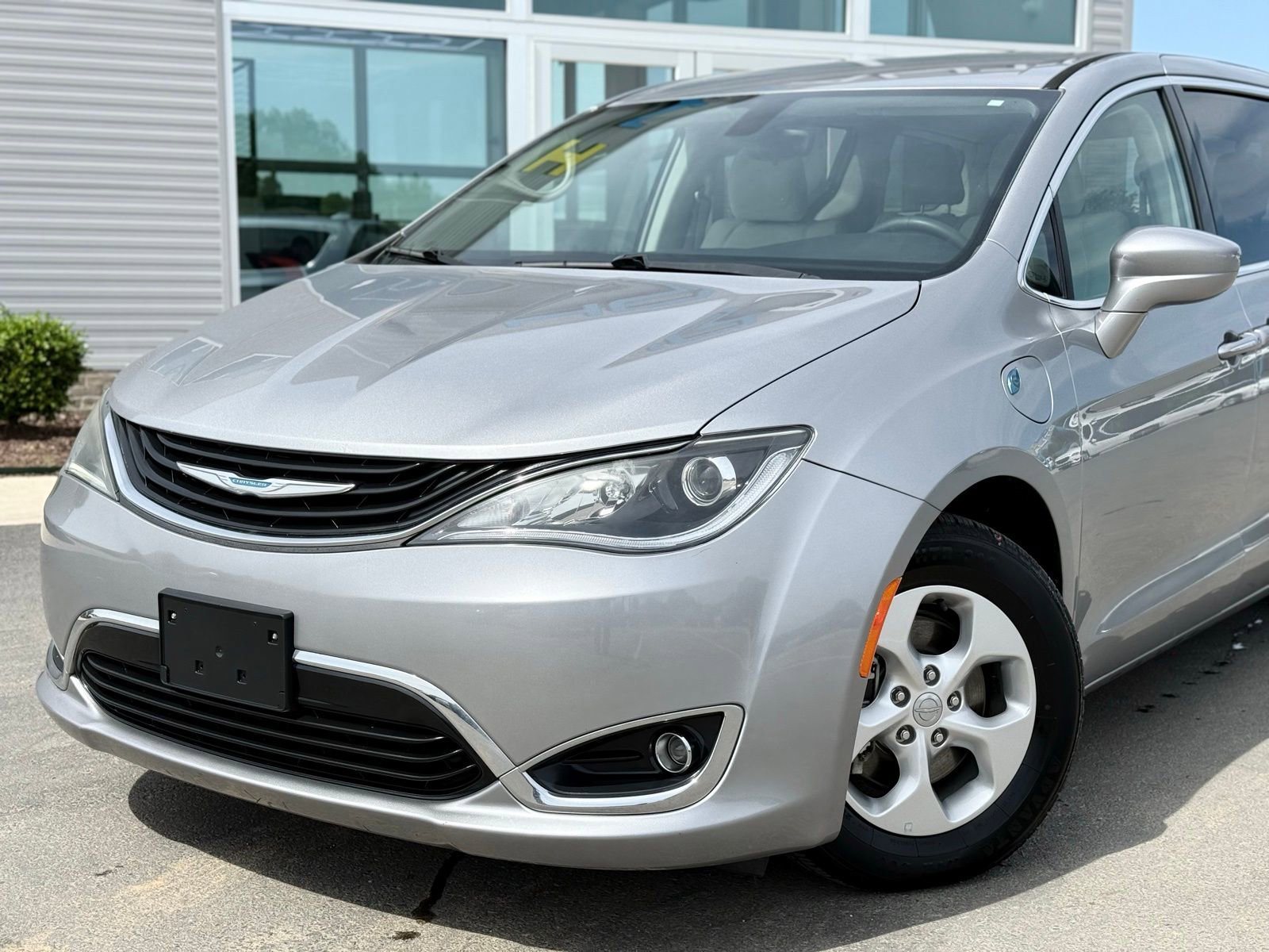 Used 2018 Chrysler Pacifica Touring Plus image 2