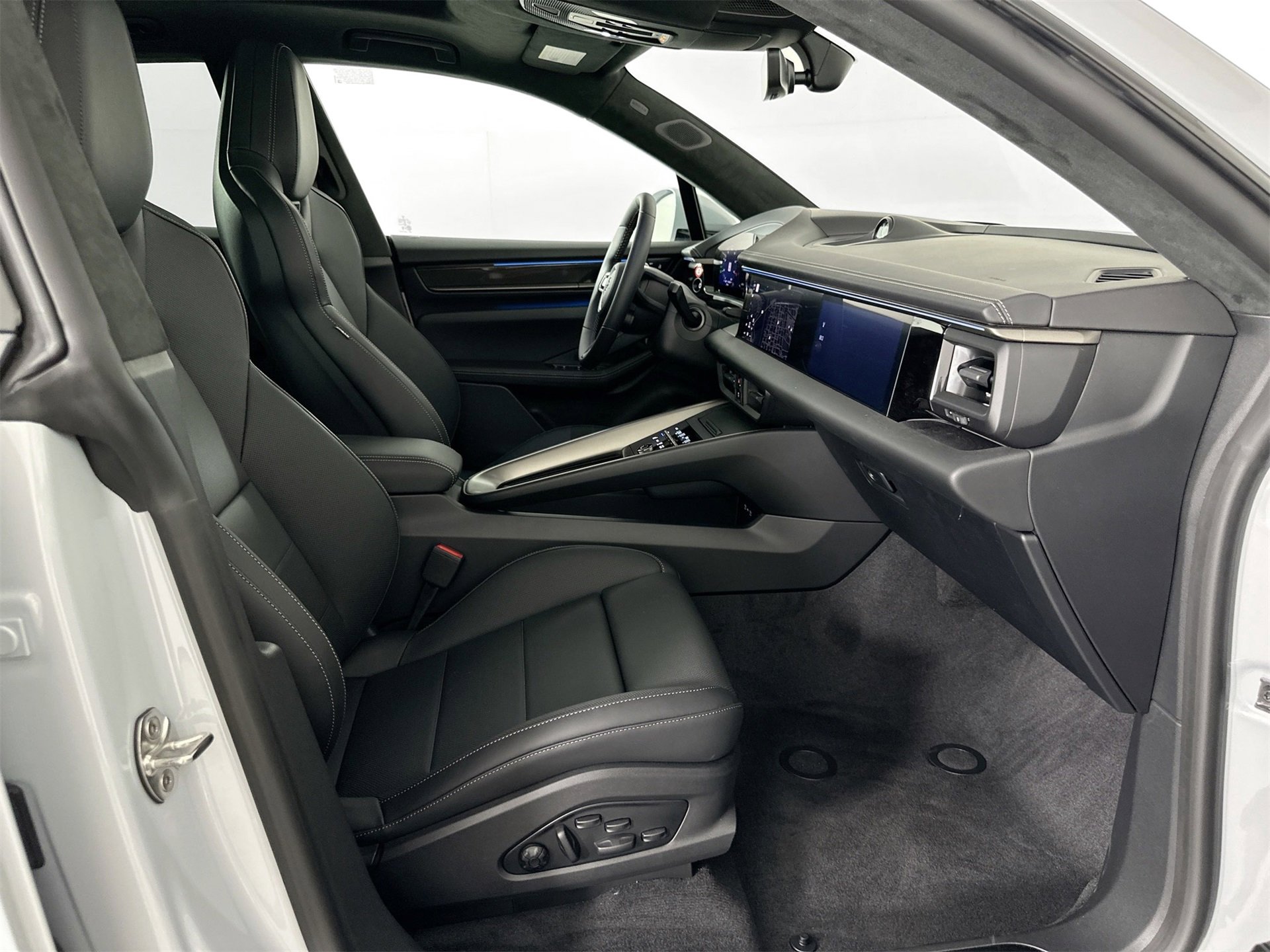 Certified 2025 Porsche Macan Turbo Electric image 30