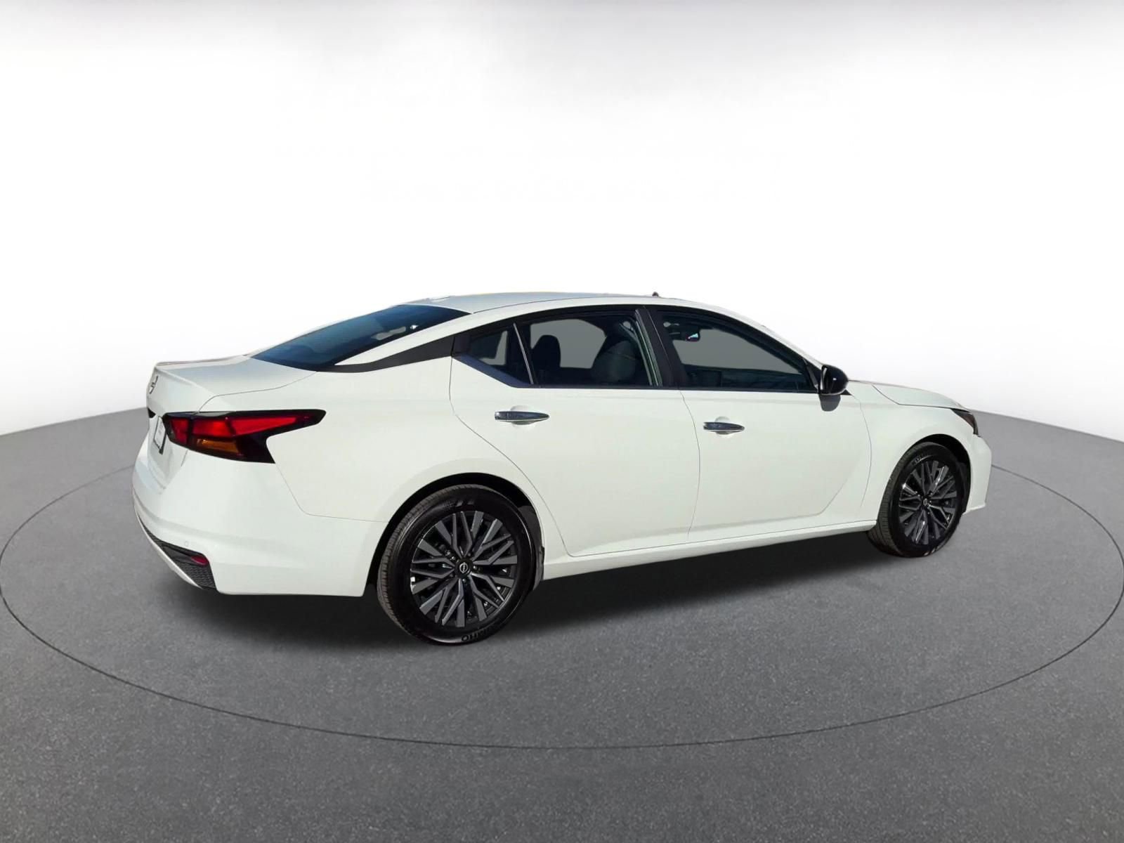 Used 2025 Nissan Altima 2.5 SV image 14