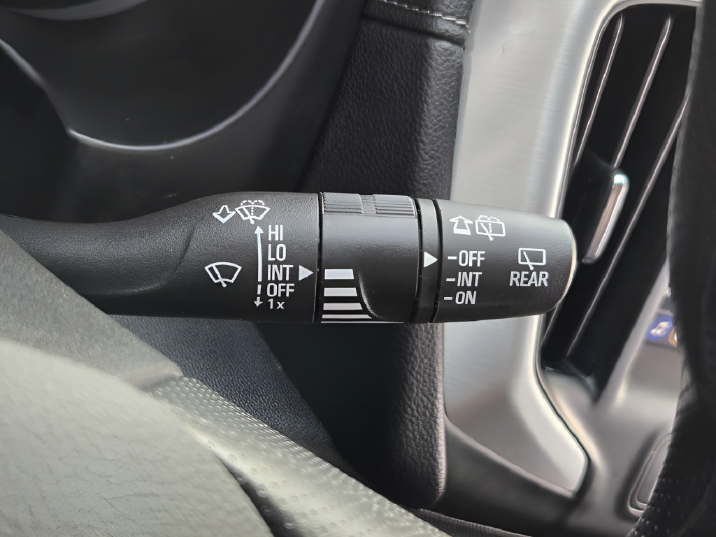 Used 2024 GMC Terrain SLE w/ Driver Convenience Package FWD image 28