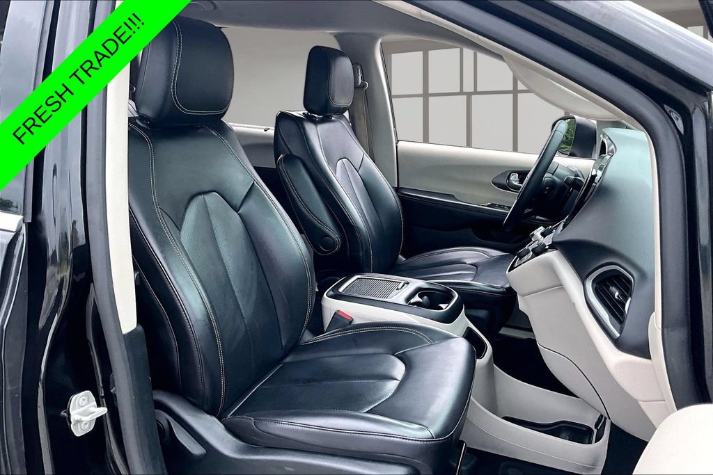 Used 2023 Chrysler Pacifica Touring-L FWD image 27