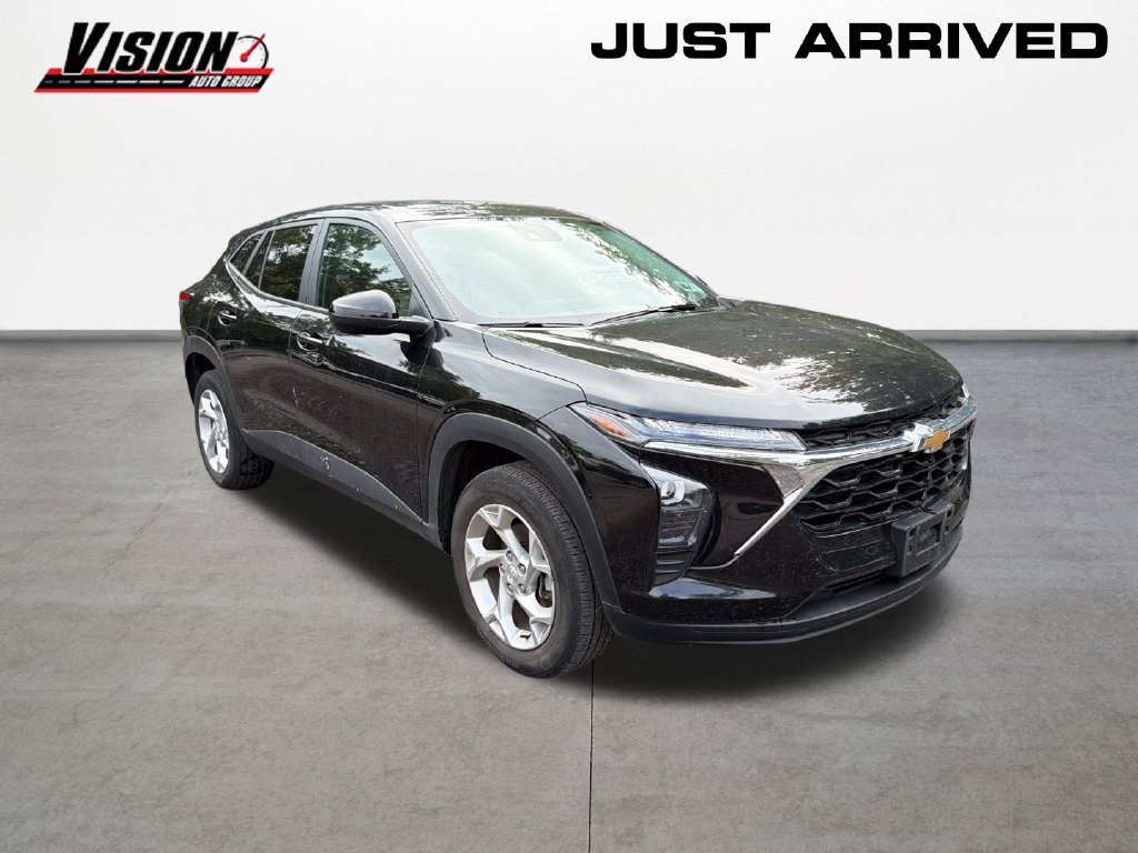 Used 2024 Chevrolet Trax LS w/ LS Convenience Package FWD image 3