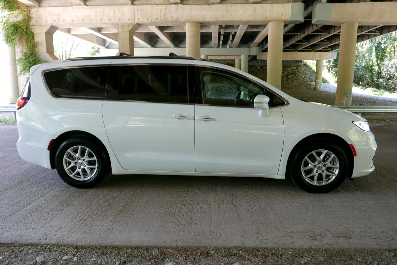 Used 2021 Chrysler Pacifica Touring-L image 30