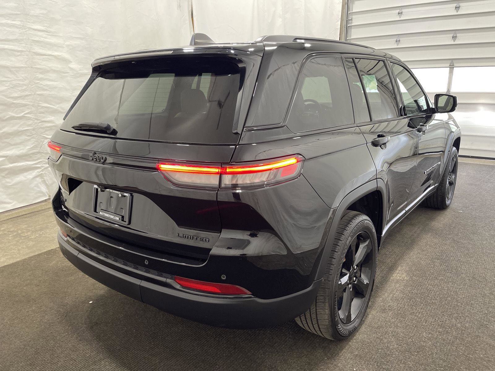 Used 2023 Jeep Grand Cherokee Limited w/ Black Appearance Package image 2